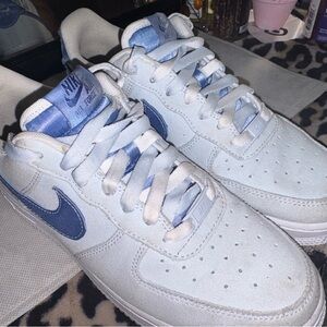 Nike Light Blue & Navy Kids Low-Top Sneakers